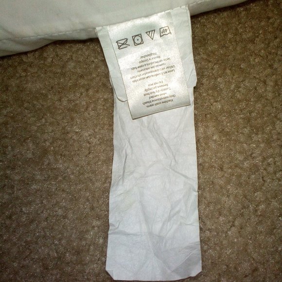 (2) Bed Pillows.  Good Condition - Picture 4 of 4